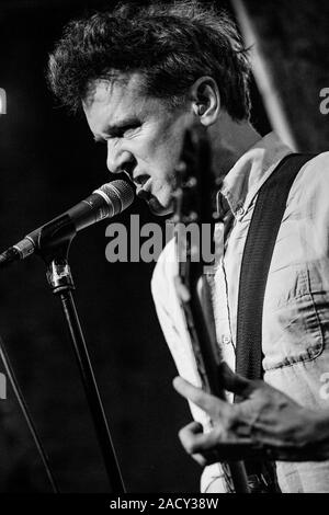 Glasgow/Schottland - Mai 2018 - Superchunk band (Mac McCaughan) live auf der Bühne eine seltene zeigen in Glasgow Stereo Stockfoto