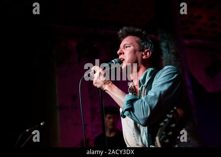 Glasgow/Schottland - Mai 2018 - Superchunk band (Mac McCaughan) live auf der Bühne eine seltene zeigen in Glasgow Stereo Stockfoto