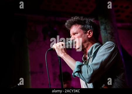 Glasgow/Schottland - Mai 2018 - Superchunk band (Mac McCaughan) live auf der Bühne eine seltene zeigen in Glasgow Stereo Stockfoto