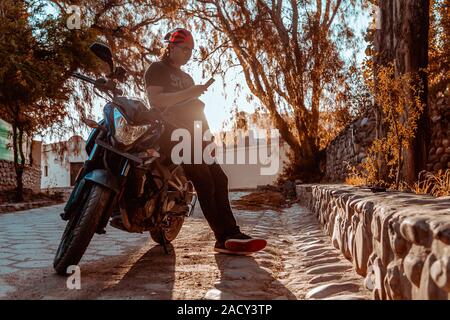 Biker auf Sport Motorrad Outdoor auf der Straße Stockfoto