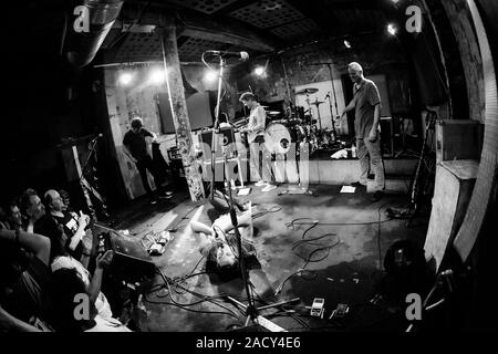 Glasgow/Schottland - Mai 2018 - Superchunk band Jon Wurster live auf der Bühne eine seltene zeigen in Glasgow Stereo Stockfoto