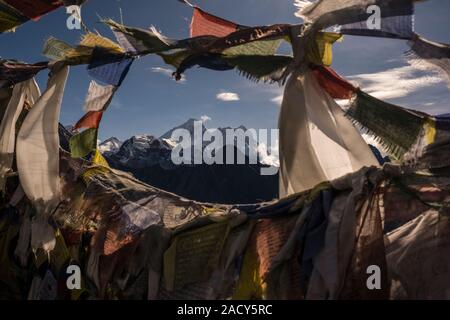 Gipfel des Mt. Everest, vom Gipfel des Gokyo Ri gesehen, durch Tibetische Gebetsfahnen Stockfoto