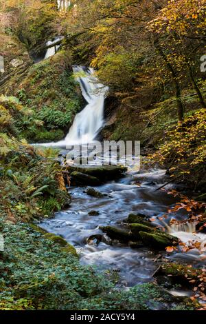 Peiran Wasserfall im Hafod Immobilien West Wales, im Herbst mit einer langen Verschlusszeit der Strömung von Wasser zu erfassen, Stockfoto