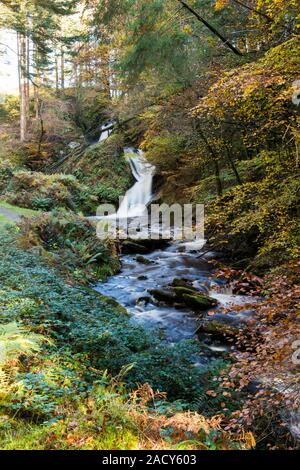 Peiran Wasserfall im Hafod Immobilien West Wales, im Herbst mit einer langen Verschlusszeit der Strömung von Wasser zu erfassen, Stockfoto