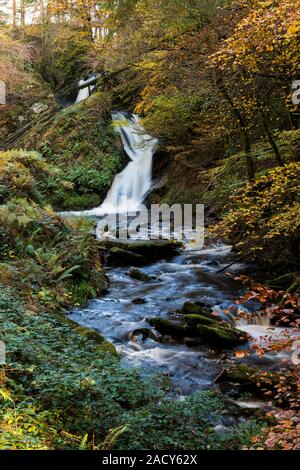 Peiran Wasserfall im Hafod Immobilien West Wales, im Herbst mit einer langen Verschlusszeit der Strömung von Wasser zu erfassen, Stockfoto