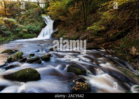 Peiran Wasserfall im Hafod Immobilien West Wales, im Herbst mit einer langen Verschlusszeit der Strömung von Wasser zu erfassen, Stockfoto