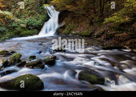 Peiran Wasserfall im Hafod Immobilien West Wales, im Herbst mit einer langen Verschlusszeit der Strömung von Wasser zu erfassen, Stockfoto