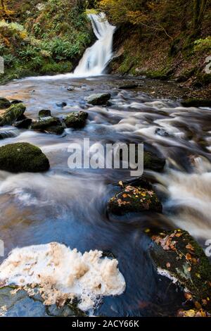 Peiran Wasserfall im Hafod Immobilien West Wales, im Herbst mit einer langen Verschlusszeit der Strömung von Wasser zu erfassen, Stockfoto