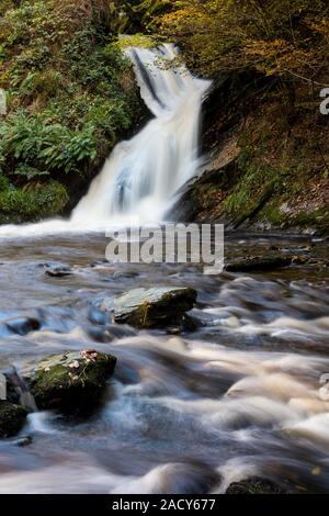 Peiran Wasserfall im Hafod Immobilien West Wales, im Herbst mit einer langen Verschlusszeit der Strömung von Wasser zu erfassen, Stockfoto