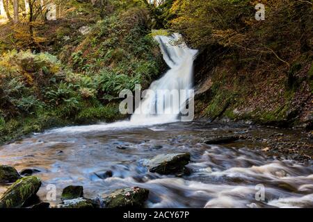 Peiran Wasserfall im Hafod Immobilien West Wales, im Herbst mit einer langen Verschlusszeit der Strömung von Wasser zu erfassen, Stockfoto