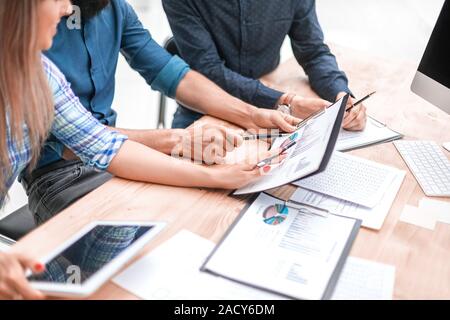 Gruppe von Designern Skizzen Diskussion für ein neues Projekt. Stockfoto