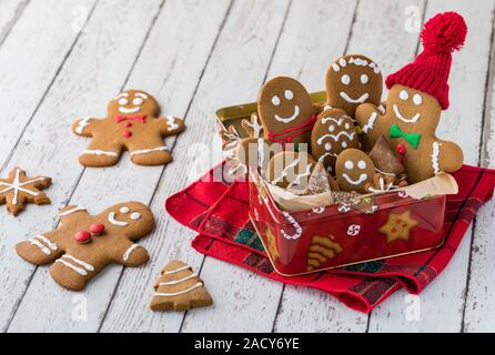 Aus der Nähe zu sehen. eine dekorative Dose mit verschiedenen Lebkuchen cookies mit ein paar Cookies auf der Tabelle gefüllt. Stockfoto