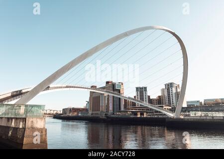 Newcastle upon Tyne/England - 1.Dezember 2019: Gateshead Millennium Bridge offen mit Blick auf die Ostsee auf klaren sonnigen Wintertag Stockfoto