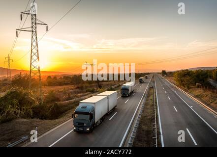 Konvoi der blaue Lkw Lkw auf der Autobahn. Straßenverkehr mit blauen Lkw Titel convoy Stockfoto