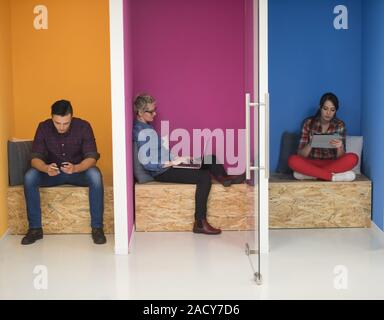 Gruppe von Geschäftsleuten in kreativen Arbeitsbereich Stockfoto