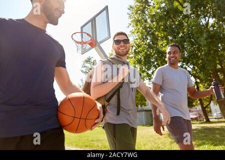 Sport, Freizeit Spiele und männliche Freundschaft Konzept - Gruppe der Männer oder Freunde, Basketball, draußen zu spielen Stockfoto