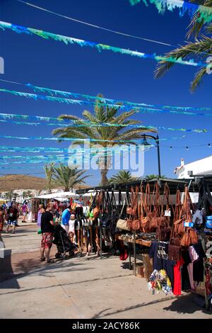 Marktstände auf dem Marktplatz, Fornells Village, Insel Menorca, Balearen, Spanien Stockfoto