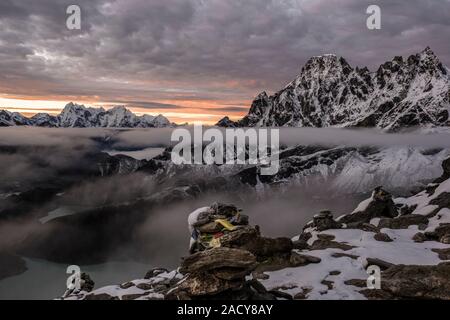 Panoramablick Luftaufnahme über Gokyo See, Mt. Tamserku in der Ferne, bei Sonnenaufgang Stockfoto