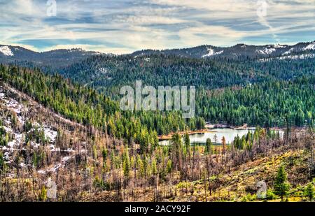 Anzeigen von Hume Lake innerhalb Sequoia National Forest in Kalifornien Stockfoto