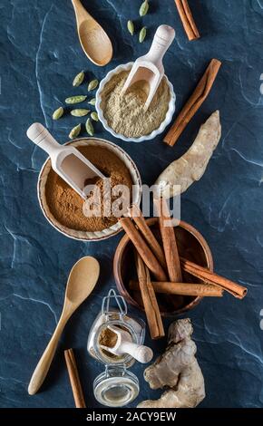 Eine Ansicht von Oben nach Unten eine Auswahl an kostenlosen Indische Gewürze wie Zimt, Ingwer und Kardamom in beiden Boden Pulver und ganze Form. Stockfoto