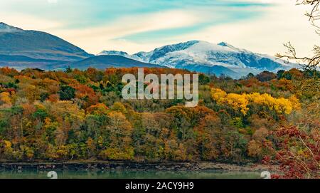 Mount Snowdon von der Insel Anglesey gesehen, gegenüber der Menai Straits. Bild im November 2019 getroffen. Stockfoto