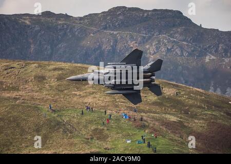 F-15 Eagle, USAF Mc Donnell Douglas Low-Level-Kampfflugzeug, der von Valley Anglesey durch die Mach Loop in Cadair Idris Wales fliegt Stockfoto
