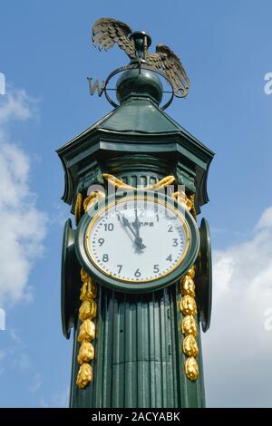 Fünf vor Zwölf, Standuhr der Firma Wempe, Königsallee, Düsseldorf, Nordrhein-Westfalen, Deutschland Stockfoto