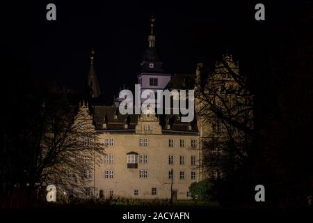 Schloss Wolfsburg im Dezember Abend Nacht in Niedersachsen beleuchtet Stockfoto