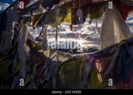 Gipfel des Mt. Everest und Mt. Nuptse, vom Gipfel des Gokyo Ri gesehen, durch Tibetische Gebetsfahnen, bei Sonnenaufgang Stockfoto