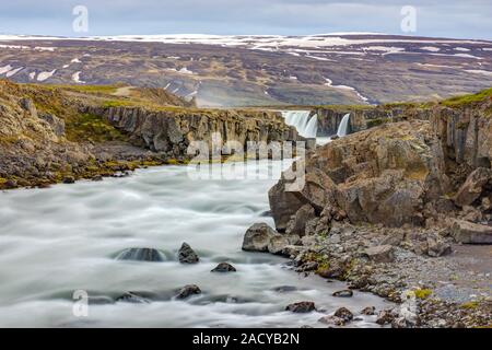 Der Skjalfandafljot Fluss in Island mit dem Godafoss-Wasserfall in den Rücken Stockfoto