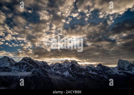 Gipfel des Mt. Everest und Mt. Makalu, vom Gipfel des Gokyo Ri gesehen, bei Sonnenaufgang Stockfoto