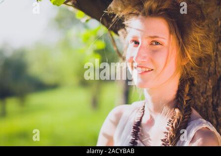 Junge Frauen in der kirschgarten Stockfoto