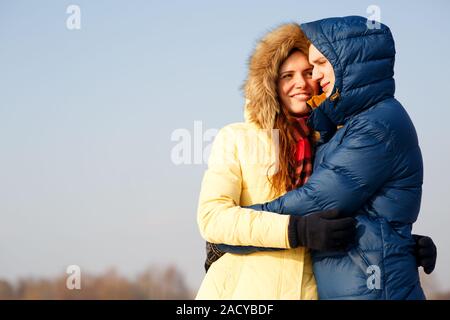 Outdoor-Porträt des jungen Paares im kalten Winterwetter. Stockfoto