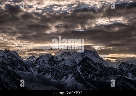 Gipfel des Mt. Everest und Mt. Makalu, vom Gipfel des Gokyo Ri gesehen, bei Sonnenaufgang Stockfoto