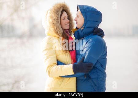 Paar im Winterwald Stockfoto