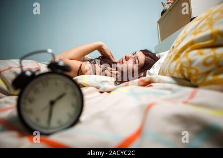 Frau mit Schlaflosigkeit berühren den Kopf Stockfoto