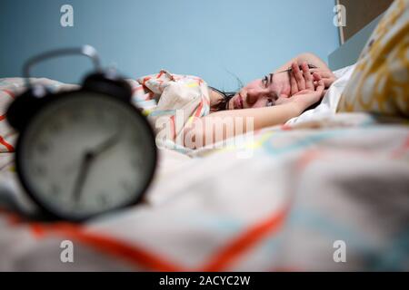 Frau mit Schlaflosigkeit berühren den Kopf Stockfoto