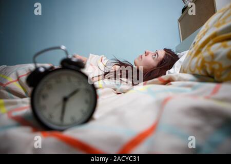 Frau mit Schlaflosigkeit berühren den Kopf Stockfoto