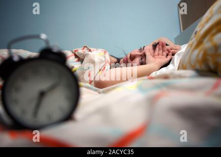 Frau mit Schlaflosigkeit berühren den Kopf Stockfoto