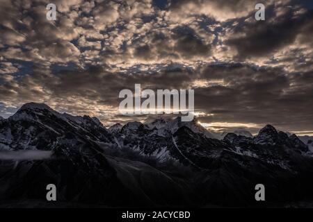 Gipfel des Mt. Everest, Mt. Nuptse und Mt. Makalu, vom Gipfel des Gokyo Ri gesehen, bei Sonnenaufgang Stockfoto