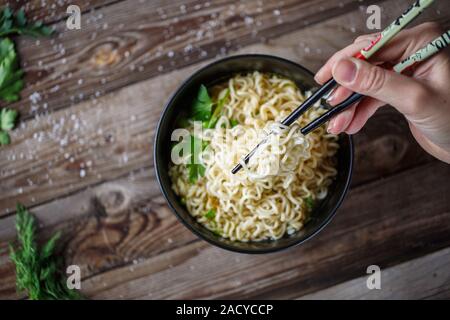 Chinesische Nudeln. Ansicht von oben. Stockfoto