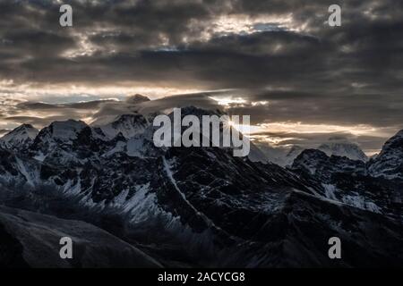 Gipfel des Mt. Everest, Mt. Nuptse und Mt. Makalu, vom Gipfel des Gokyo Ri gesehen, bei Sonnenaufgang Stockfoto