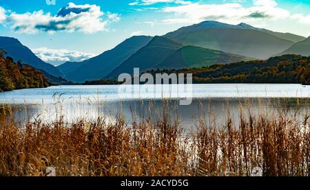 Mount Snowdon, gesehen von den Ufern des Llyn Padarn. Bild im November 2019 getroffen. Stockfoto