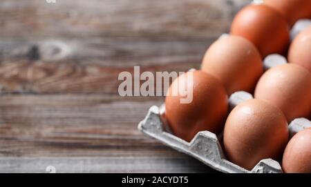 Braunen Eiern auf einem rustikalen Holztisch Stockfoto