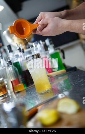 Barkeeper ist cocktail in ein Glas pressen. Stockfoto