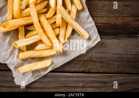 Pommes Frites auf Holztisch. Stockfoto