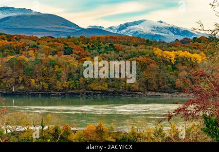 Mount Snowdon von der Insel Anglesey gesehen, gegenüber der Menai Straits. Bild im November 2019 getroffen. Stockfoto