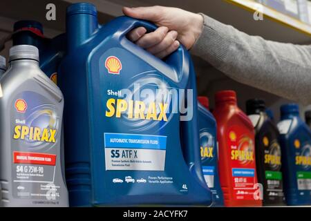 Russland Moskau - November 29, 2018: Verschiedene Plastikkanister mit Motor Öl auf den Regalen im Store, der Käufer wählt Stockfoto