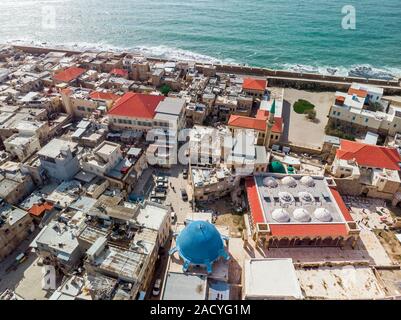 Blick auf die Altstadt von Akko (Acre) am Mittelmeer mit Meer und Wolken im Hintergrund aus der Vogelperspektive, Naher Osten, Israel Stockfoto