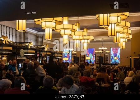 Die David Macbeth Moir Wetherspoons Interieur mit Art déco-Lampen, ehemals Hayweights Kino, Musselburgh, Schottland, UK Stockfoto